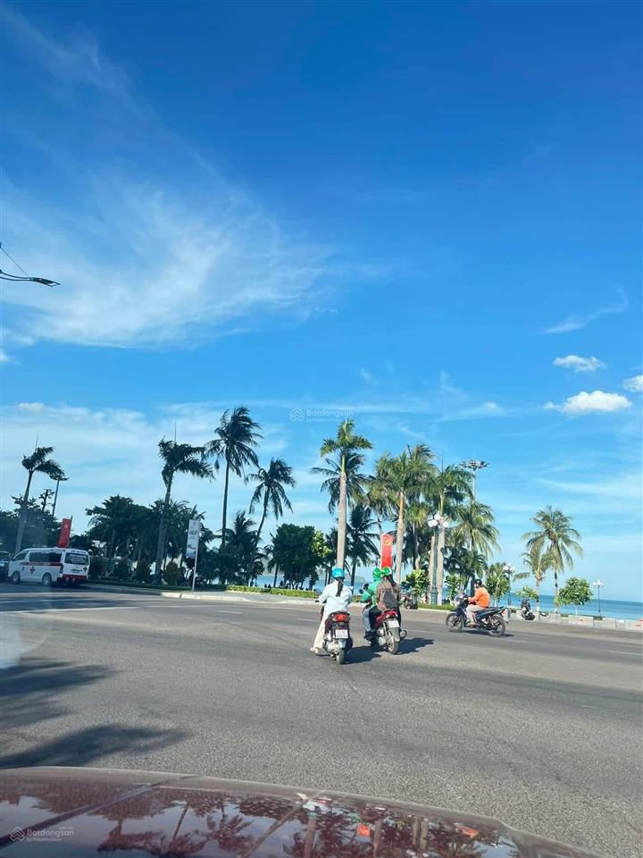 Đất bán lô góc kinh doanh mặt đường thanh niên. dt 46m2 ngang 7m. giá 4 tỷ xx