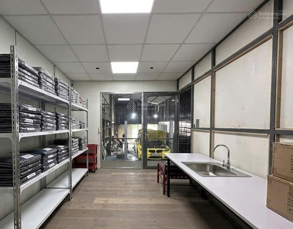 Cho thuê kho phạm hữu lầu 300m2 sử dụng có gác, văn phòng giá 18 triệu/tháng