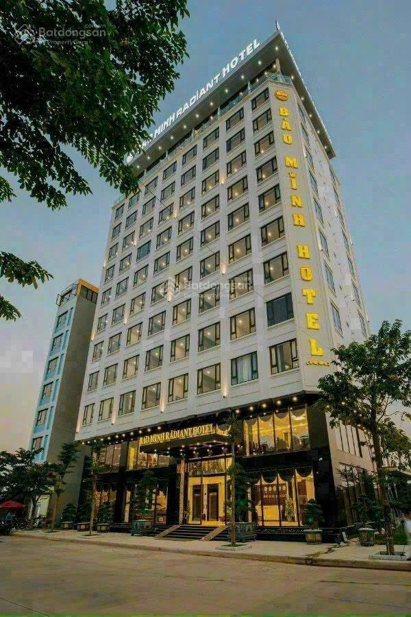 Cc bán tòa nhà vip mặt tiền võ văn ngân, thủ đức  8x 50 nở hậu 13m(4 tầng)  400tr/th  giá 100 tỷ