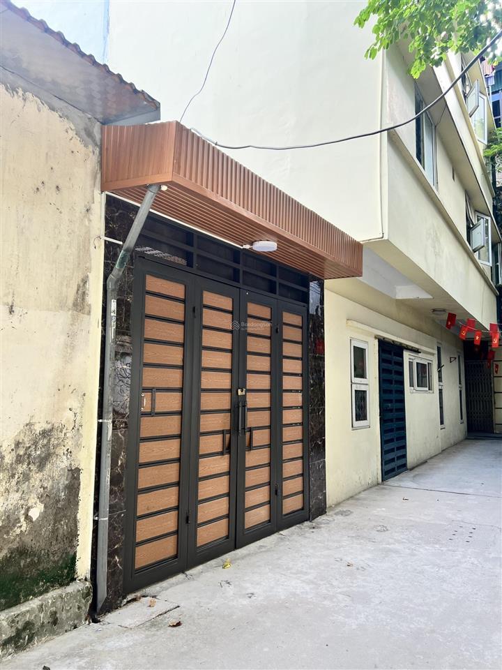 10tr/tháng, vào ở ngay, nhà nguyên căn, trong ngõ lạc long quân