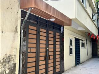 10tr/tháng, vào ở ngay, nhà nguyên căn, trong ngõ lạc long quân