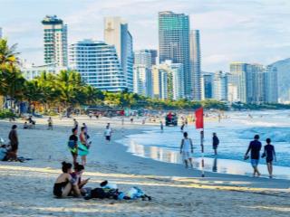 Chính chủ cần bán lô đất 2 mặt tiền trước sau đường lê thước, sát biển