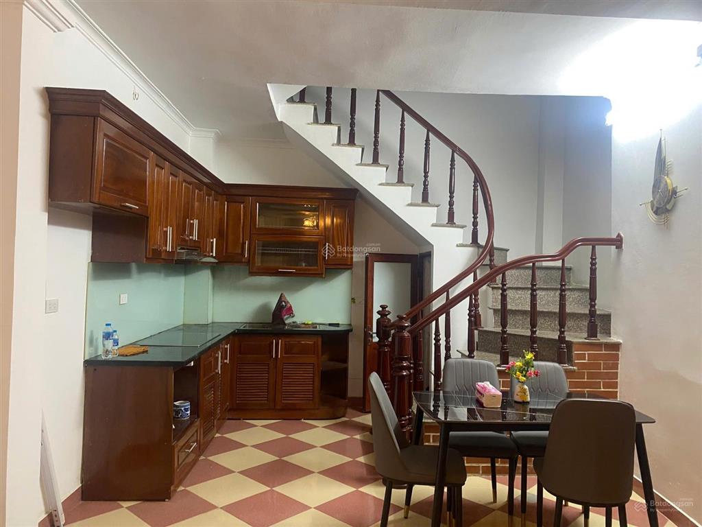 Cho thuê nhà 45m2 5 tầng, có sân rộng để xe ngõ 192 kim mã 13,5 triệu/tháng