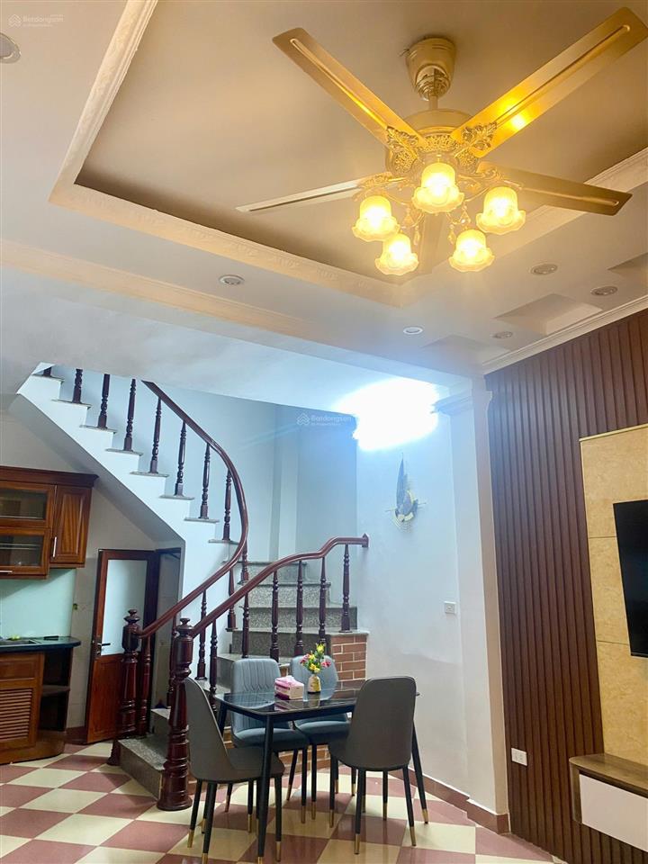 Cho thuê nhà 45m2 5 tầng, có sân rộng để xe ngõ 192 kim mã 13,5 triệu/tháng