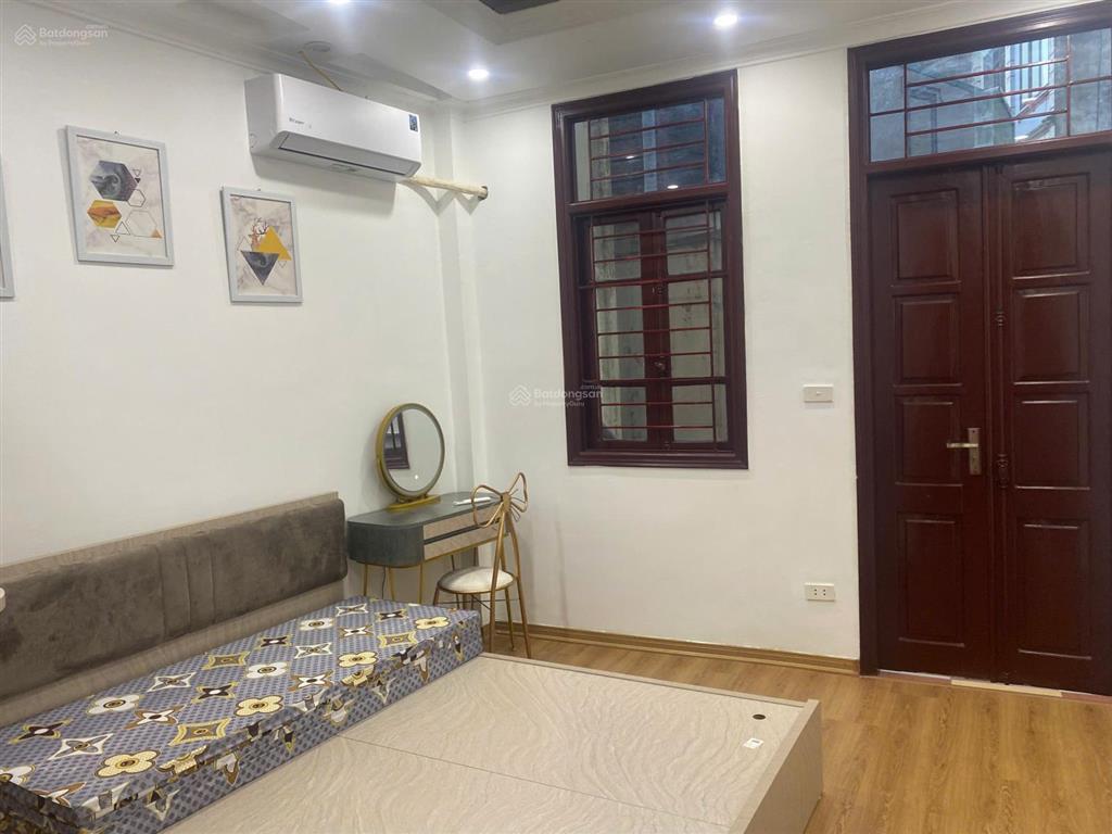 Cho thuê nhà 45m2 5 tầng, có sân rộng để xe ngõ 192 kim mã 13,5 triệu/tháng
