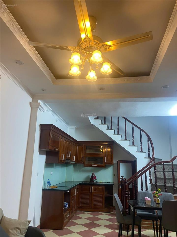Cho thuê nhà 45m2 5 tầng, có sân rộng để xe ngõ 192 kim mã 13,5 triệu/tháng