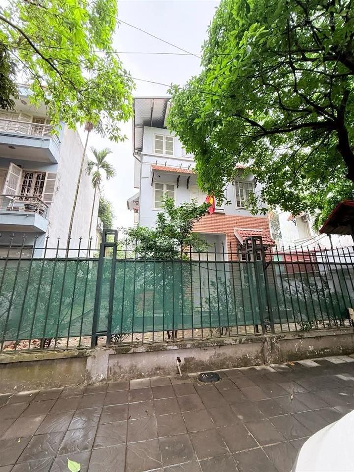 Biệt thự phân lô lão thành cách mạng bán đất tặng nhà