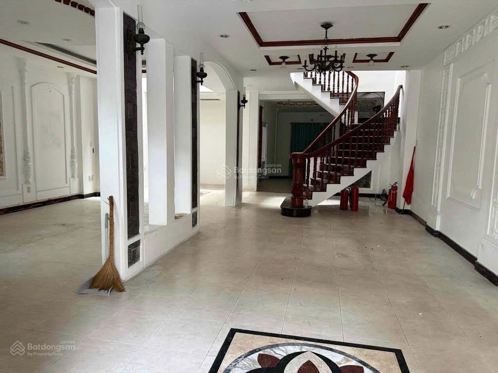 Cho thuê biệt thự có sân 103 nguyễn cửu vân phường 17 quận bình thạnh (cũ)