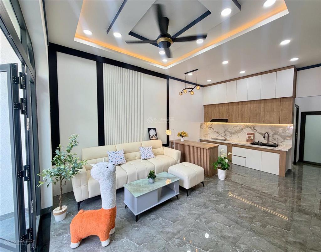 Nhà xây mới p.long khánh 1trệt 1 lửng 3pn + 3wc đường ô tô vô tới nhà, dân cư đông giá chỉ 1tỷ870