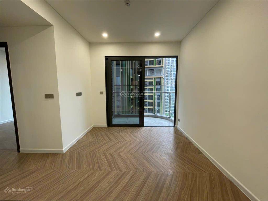 Chính chủ cho thuê chcc lumiere evergreen, 2n2vs, nội thất cơ bản, view thoáng mát, nhà siêu mới.