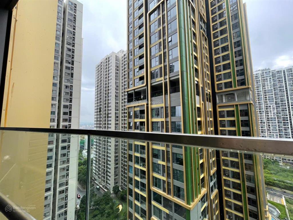 Chính chủ cho thuê chcc lumiere evergreen, 2n2vs, nội thất cơ bản, view thoáng mát, nhà siêu mới.