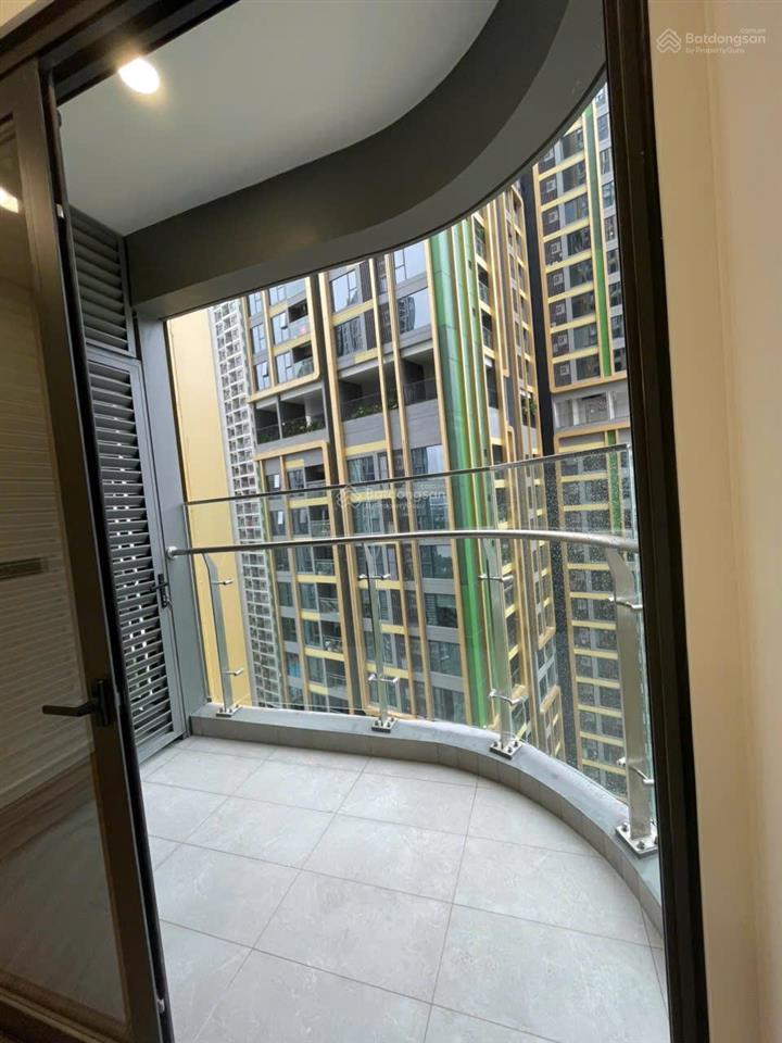 Chính chủ cho thuê chcc lumiere evergreen, 2n2vs, nội thất cơ bản, view thoáng mát, nhà siêu mới.