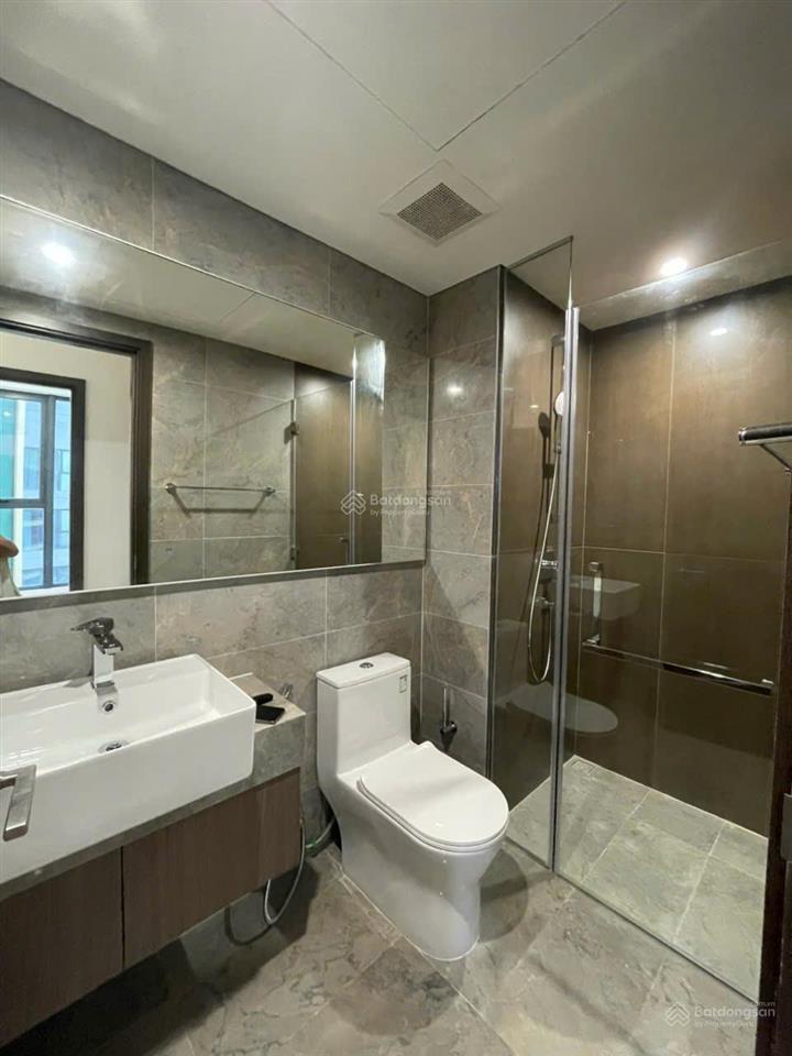Chính chủ cho thuê chcc lumiere evergreen, 2n2vs, nội thất cơ bản, view thoáng mát, nhà siêu mới.