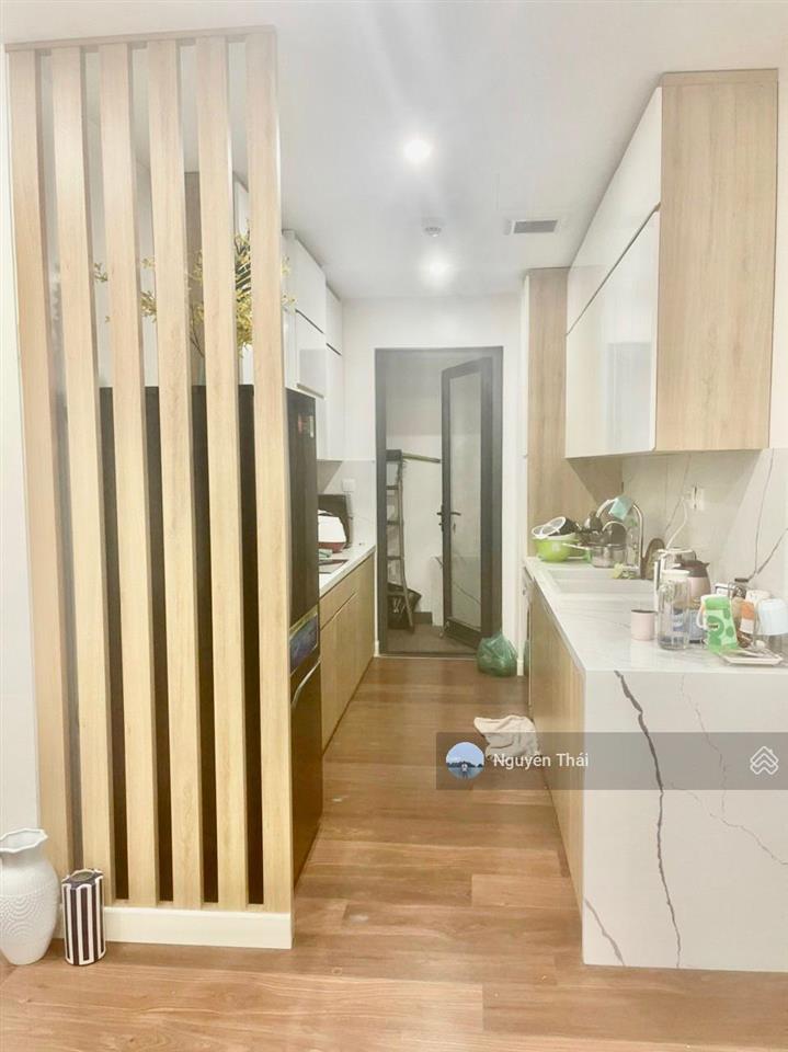 Gia đình bán căn 2 ngủ 2wc 72m2, full đồ đẹp, slot ô tô, sổ đỏ. giá 7,5 tỷ chung cư 90 nguyễn tuân