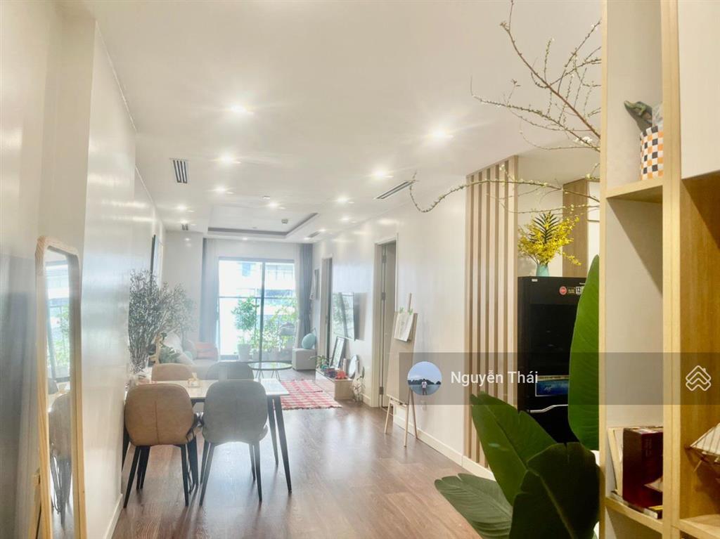 Gia đình bán căn 2 ngủ 2wc 72m2, full đồ đẹp, slot ô tô, sổ đỏ. giá 7,5 tỷ chung cư 90 nguyễn tuân