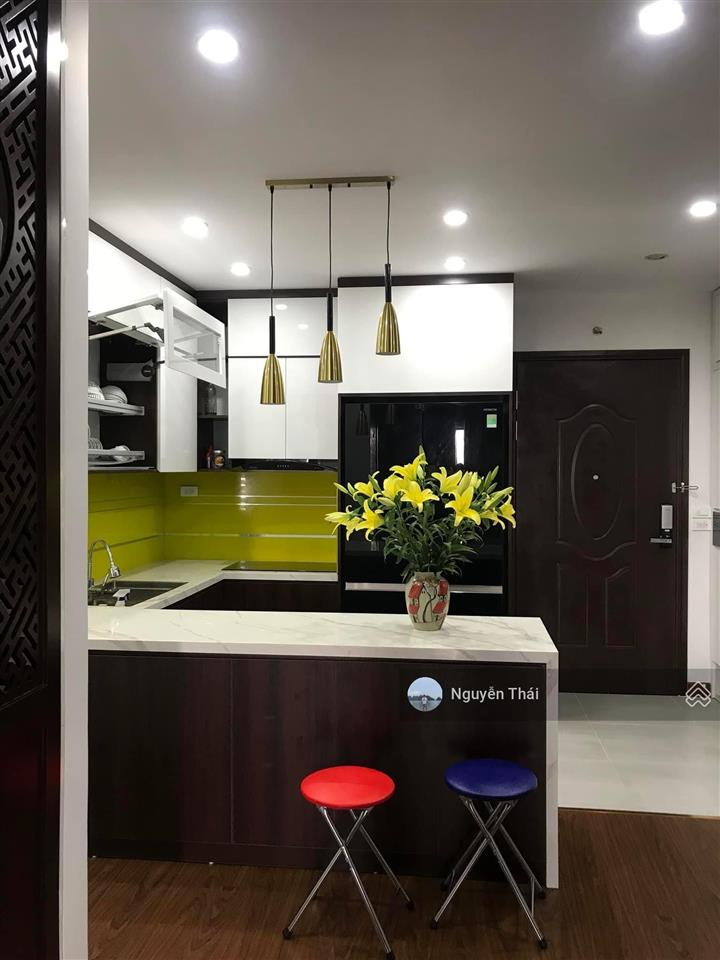 Gia đình bán căn góc đông nam 75m2, 2 ngủ 2wc tòa 60b nguyễn huy tưởng, full nội thất. giá 6,5 tỷ