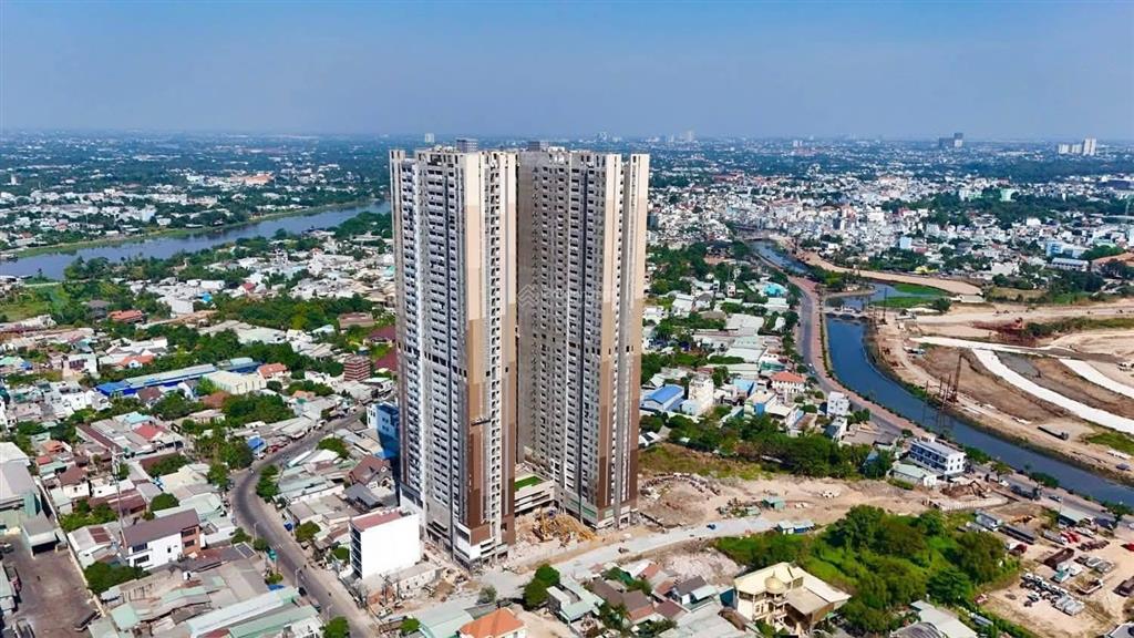 Cần bán nhanh căn hộ 2pn 2wc 74m2 giá tốt 35 triệu/m2, tầng cao, a&t sky garden ql13, hỗ trợ vay