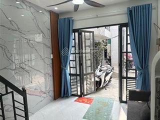 Nhỉnh 2 tỷ nhà trung tâm  16m2 nhỏ xinh dễ mua bán  gần siêu thị  gần sân bay  sân to để xe