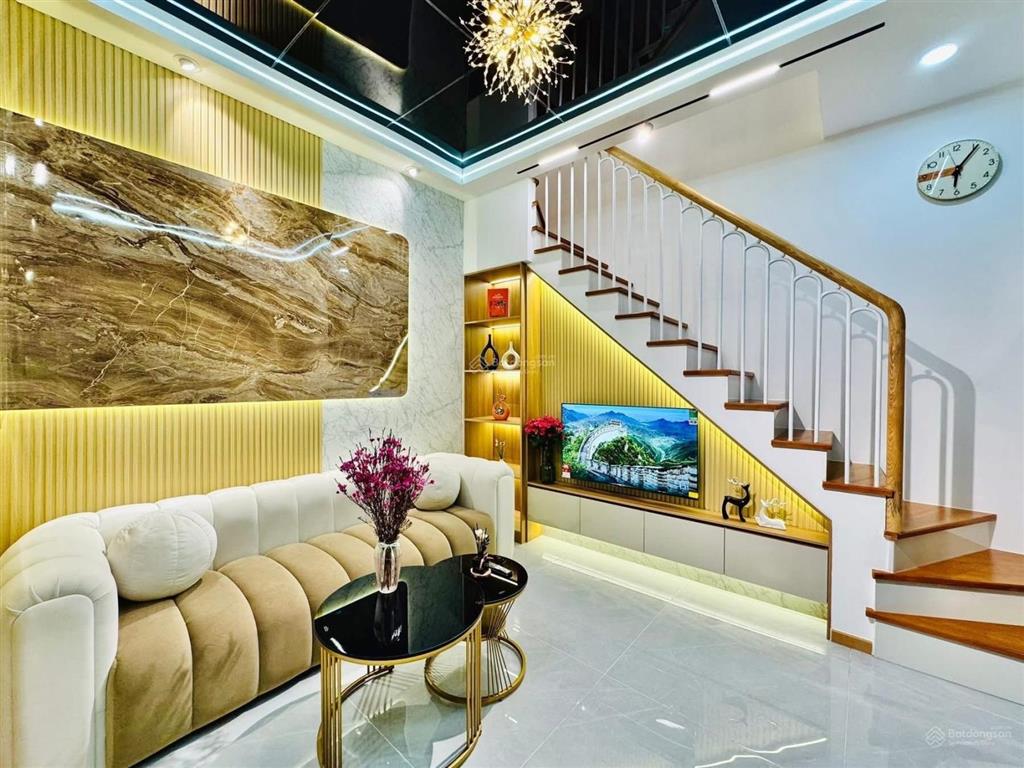 Xe hơi cách 15m  nhà đẹp 3 tầng btct hoàn công đủ  2pn 3wc full nội thất  sd 60m sổ a4  3.xtỷ