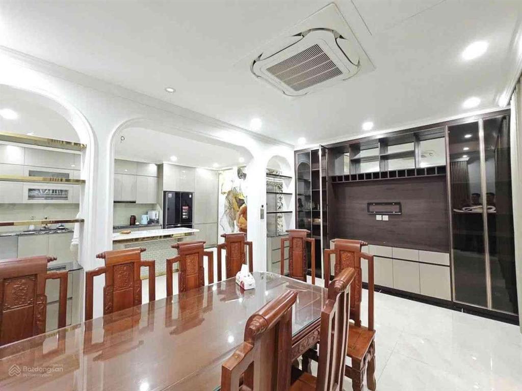 Bán biệt thự văn phú, hà đông, 200m2, 4 tầng, 6pn, gara ô tô, sân vườn thoáng, giá 50 tỷ