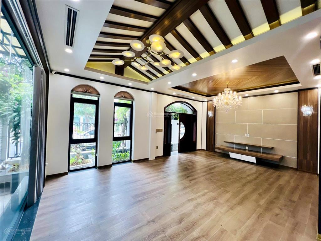 Bán biệt thự song lập 144m². full nội thất cao cấp  thang máy. giá chỉ 21 tỷ view công viên