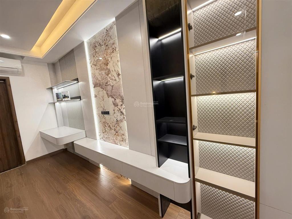 Chính chủ cần bán căn nhà đẹp mới long lanh  ngọc thuỵ giá tốt dt 80m 5tầng thang máy  2 thoáng