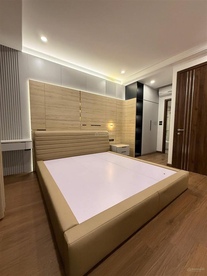 Chính chủ cần bán căn nhà đẹp mới long lanh  ngọc thuỵ giá tốt dt 80m 5tầng thang máy  2 thoáng