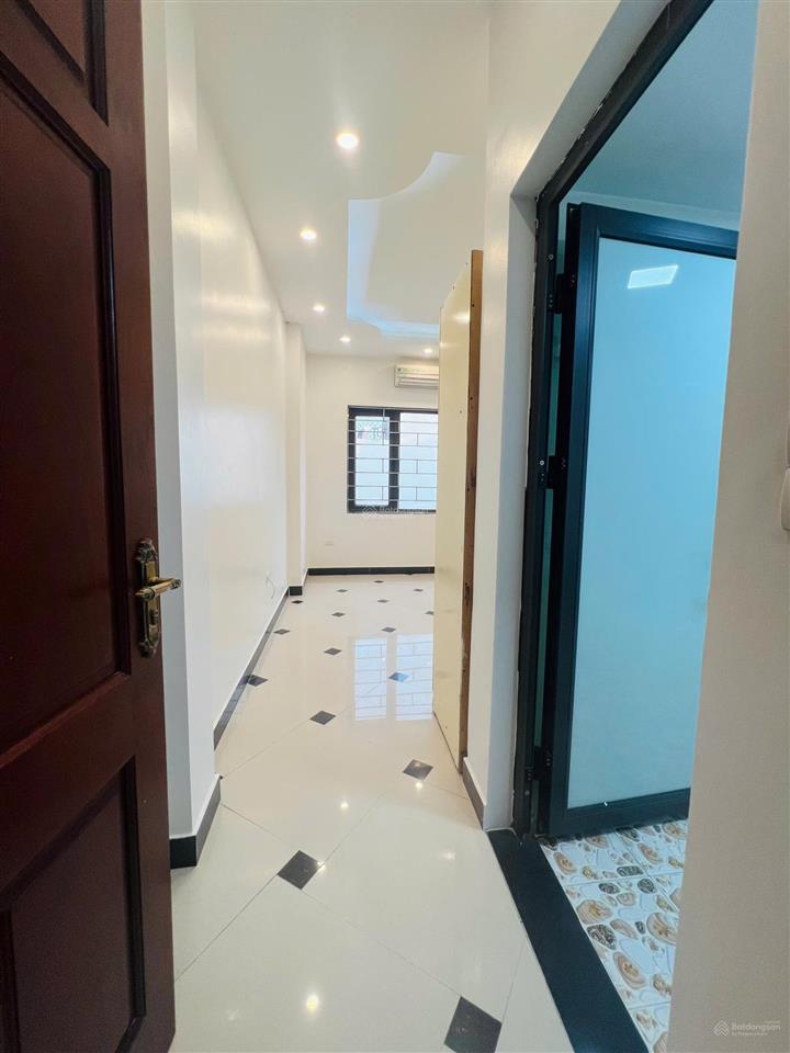 Cc bán nhà phố trạm  40m 5 tầng nhà đẹp  cách aeon lb 200m bạt ngàn tiện ích  giá rẻ