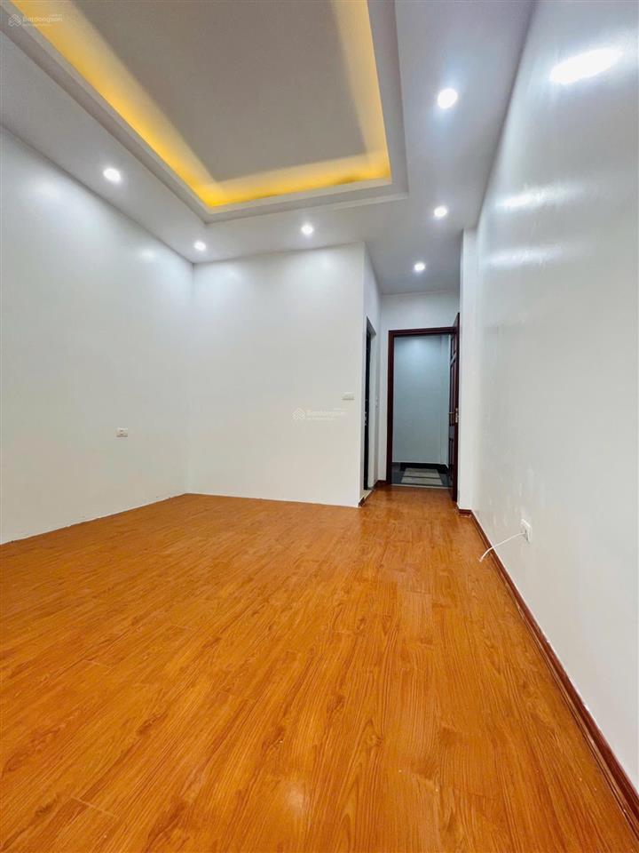 Cc bán nhà phố trạm  40m 5 tầng nhà đẹp  cách aeon lb 200m bạt ngàn tiện ích  giá rẻ