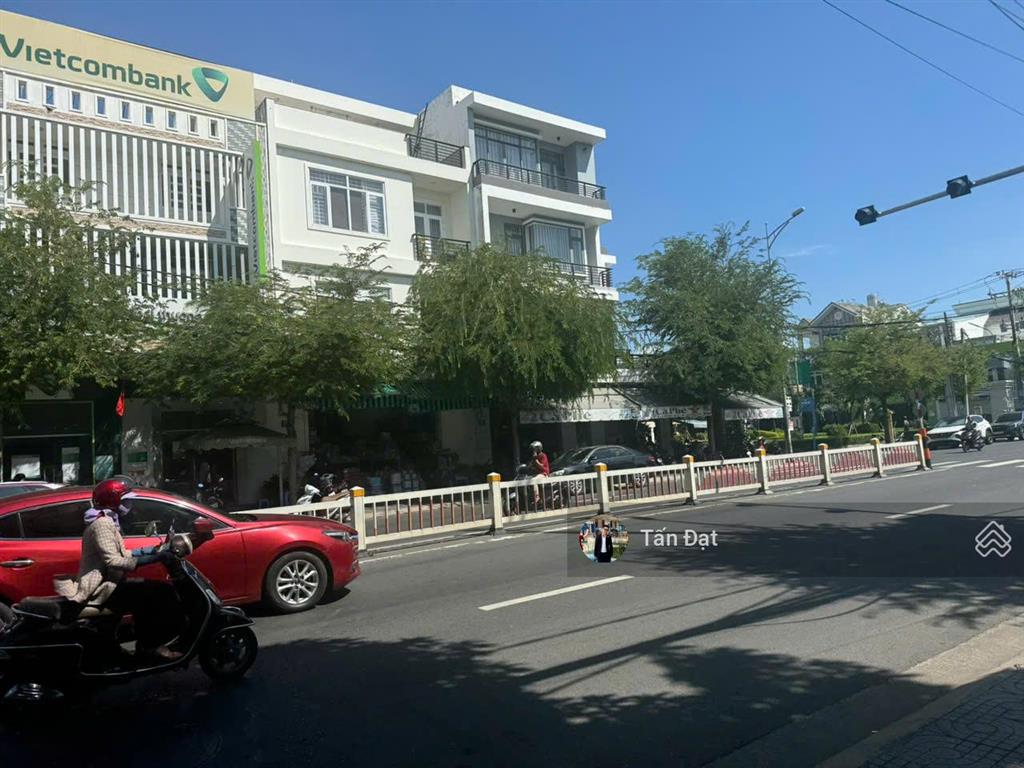 Bán tòa nhà mặt tiền đường 30/4 phường rạch dừa, tp. vũng tàu  dt đất 261m  dtsd 674m  giá 26t