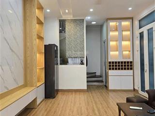 Bán nhà cầu diễn , dt 32m2 , 5 tầng , giá 5,9 tỷ , lô góc thoáng sáng , ô tô đỗ cửa