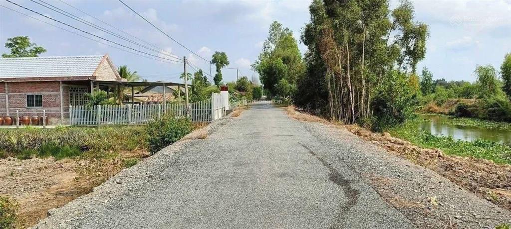 Đất nền giá rẻ cho anh chị em đầu tư và mua ở. gần kcn long giang. giá 300 triệu