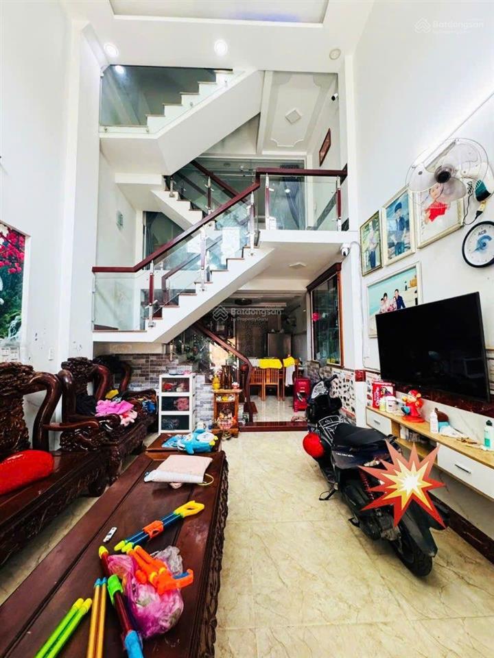 Nhà 4 tầng btct ở ngay, 52m2, 4pn, 4wc, hẻm xe tải, sát hiệp thành city