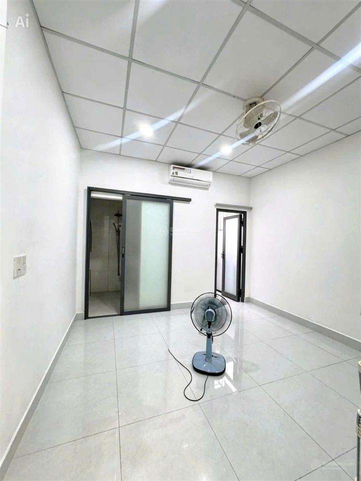 Chỉ 3.3 tỷ tl nhà btct 2 tầng  có pn tầng trệt  sau mega market q12