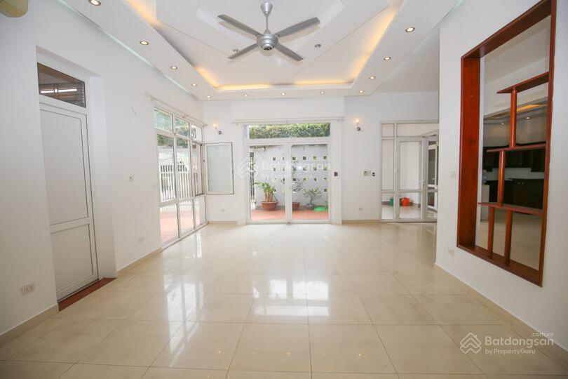 Cho thuê biệt thự view hồ 200m2 đường đặng thai mai tây hồ hà nội, 4 phòng ngủ