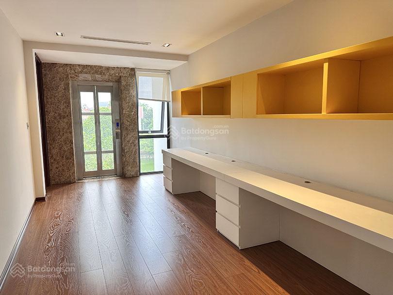 Cho thuê biệt thự sân vườn 500m2 có thang máy khu q ciputra 5 phòng ngủ