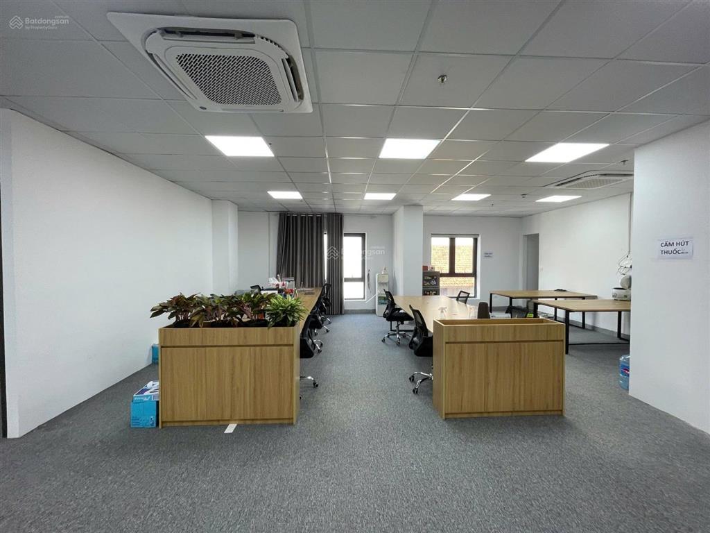 Cho thuê sàn văn phòng trung tâm cầu giấy 150m lô góc ô tô đỗ thoải mái