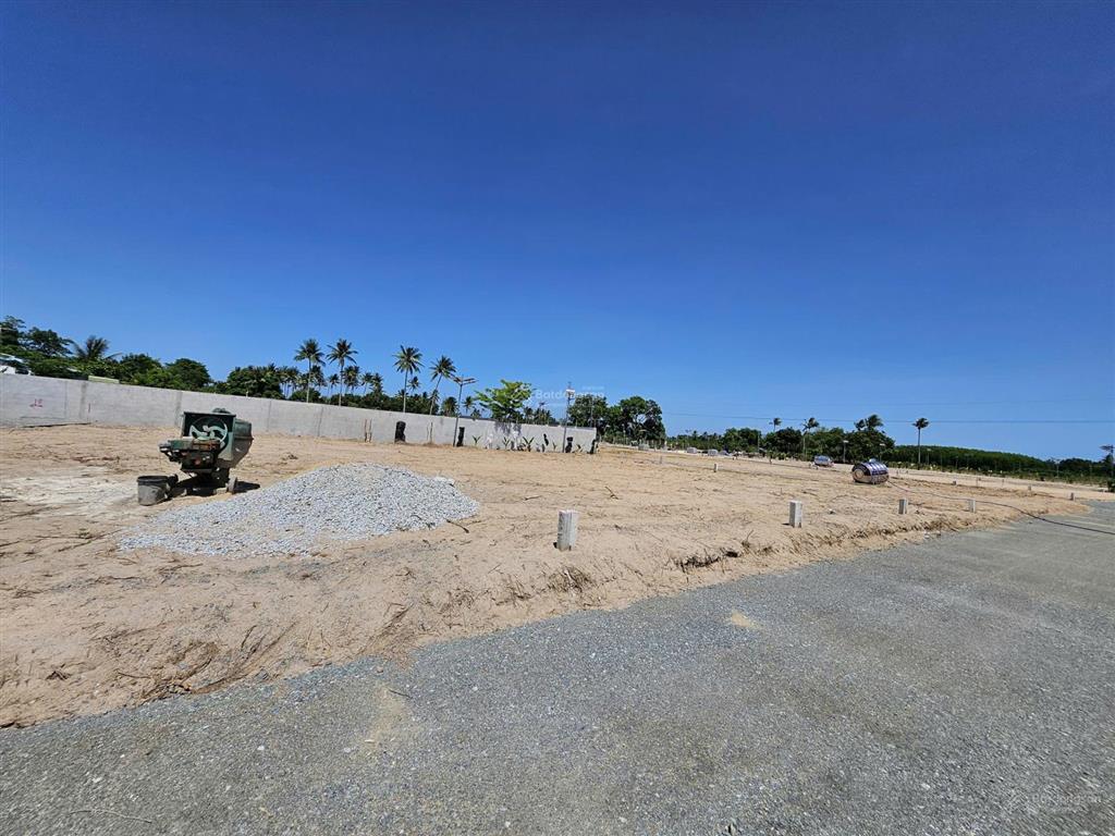 Chỉ 1,055 tỷ sở hữu ngay lô đất 100m2 full thổ cư, mt 5x20m, sẵn sổ tại tdp hoà do 7, bắc cam ranh
