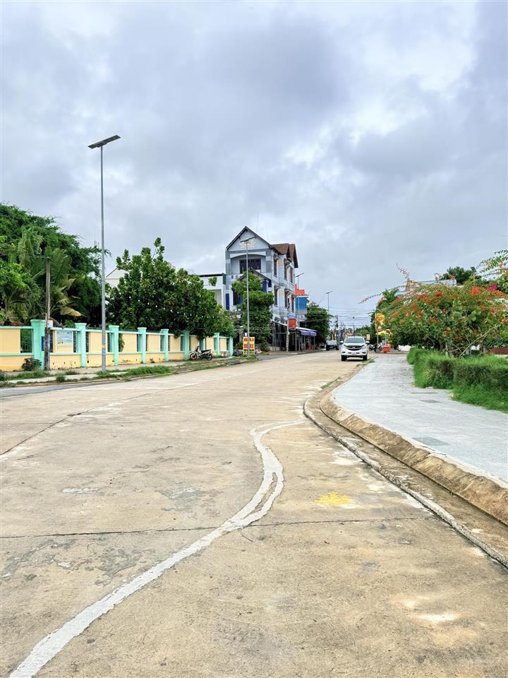 Bán 200m2 đất thổ cư, mặt tiền 12m, sổ đỏ sẵn tại khu gđ vùng 4 hải quân, bắc cam ranh, giá 8,x tỷ