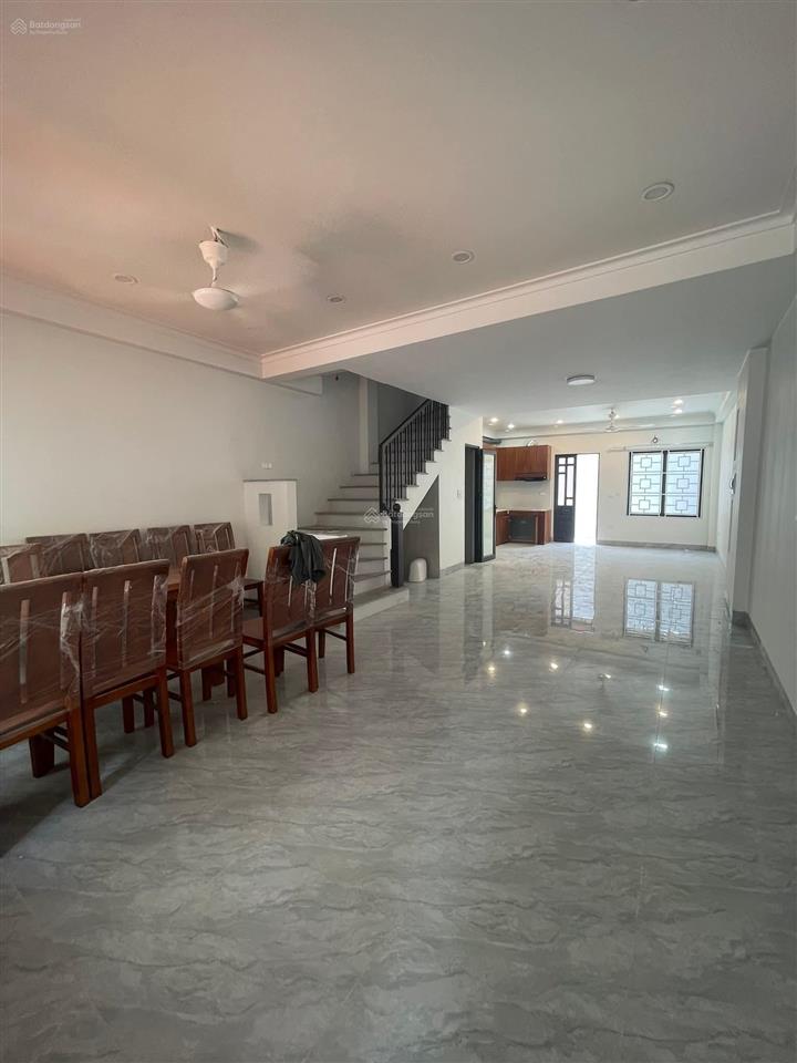 Cho thuê nhà sân vườn ngọc thụy 94m 2 ngủ khép kín ô tô vào nhà gần trường việt pháp khu khai sơn