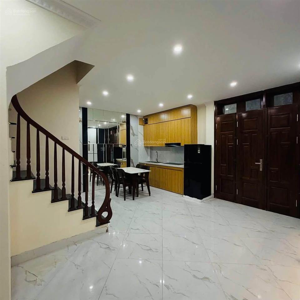 Cho thuê nhà bồ đề long biên thang máy gần cầu chương dương nội thất đầy đủ 3 phòng ngủ