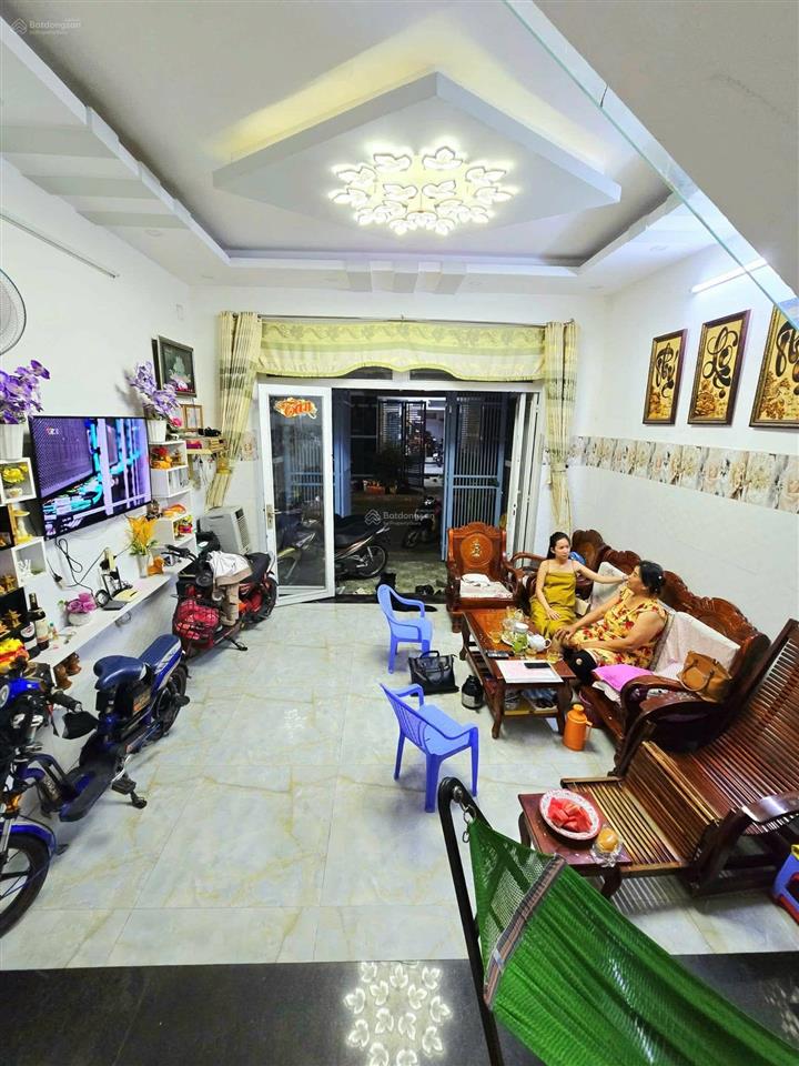 Giá bán giảm sâu còn 5.4 tỷ tl  nhà 3 tầng  ngay vinhomes quận 9
