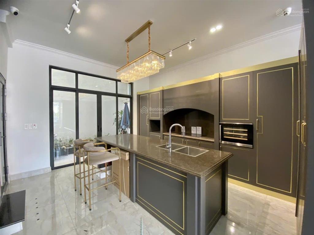 Căn mặt tiền 8,4m mặt phố trần nguyên hãn  đoạn đẹp, sầm uất, thuận tiện