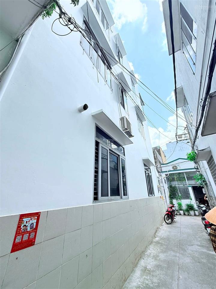 Ngang hơn 5m  sổ vuông a4  lô góc  xe hơi nhỏ đậu cửa.