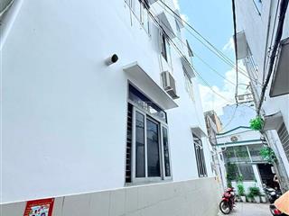 Ngang hơn 5m  sổ vuông a4  lô góc  xe hơi nhỏ đậu cửa.