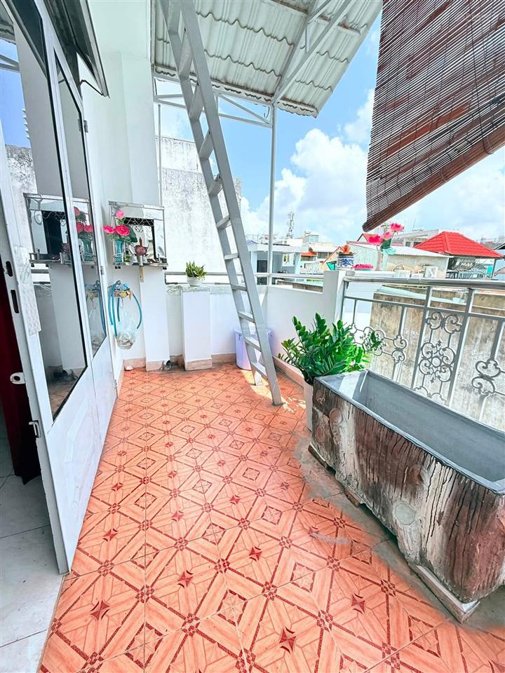 Ngang hơn 5m  sổ vuông a4  lô góc  xe hơi nhỏ đậu cửa.