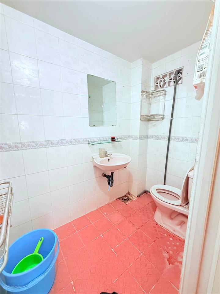 Ngang hơn 5m  sổ vuông a4  lô góc  xe hơi nhỏ đậu cửa.