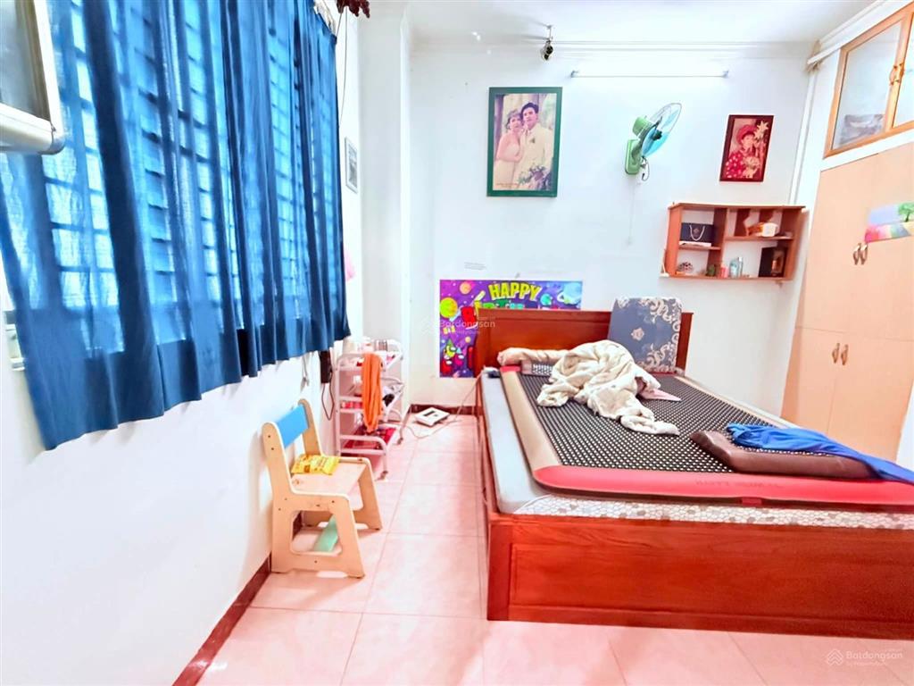 Ngang hơn 5m  sổ vuông a4  lô góc  xe hơi nhỏ đậu cửa.