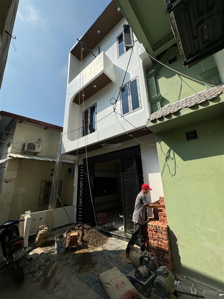 Chỉ 2 tỷ 790 triệu nhà 3 tầng đầu hàng kênh, có sân trước cực thoáng!