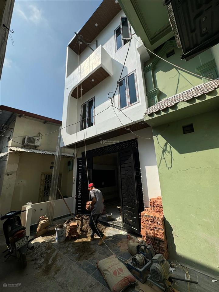 Chỉ 2 tỷ 790 triệu nhà 3 tầng đầu hàng kênh, có sân trước cực thoáng!